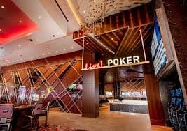 Seorang pengguna sedang menikmati fitur sports betting di aplikasi mobile