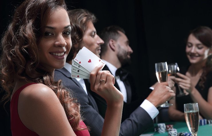 Pemain berinteraksi dengan dealer live casino secara real-time dari rumah